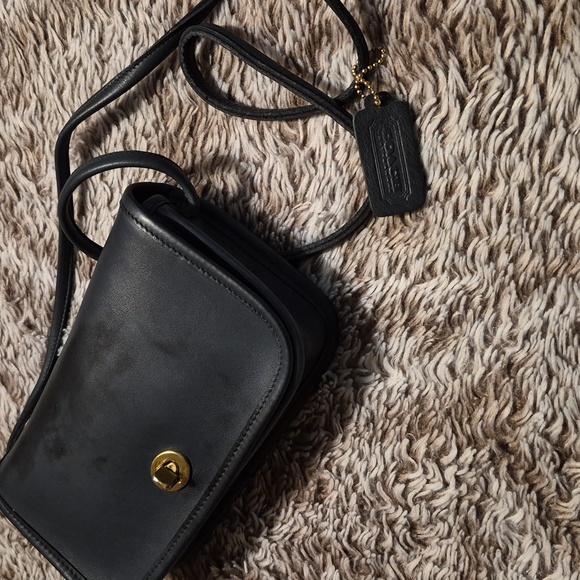 VINTAGE Coach Black Leather Crossbody Bag with Gold Clasp - Picture 6 of 6